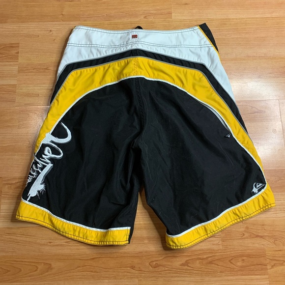 Quiksilver Men’s Board Shorts Size 31 Black Yellow White Y2K Surf Trunks - Picture 2 of 10